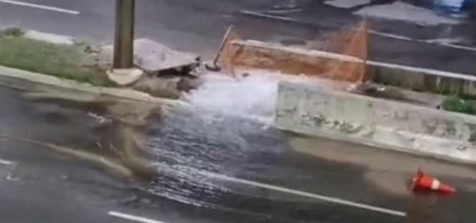 Rompimento de tubulação causa alagamento na Avenida Paralela e impacta trânsito em Salvador