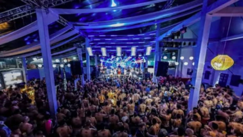 Turista preso por racismo em camarote de Salvador é banido de eventos e tem compras canceladas