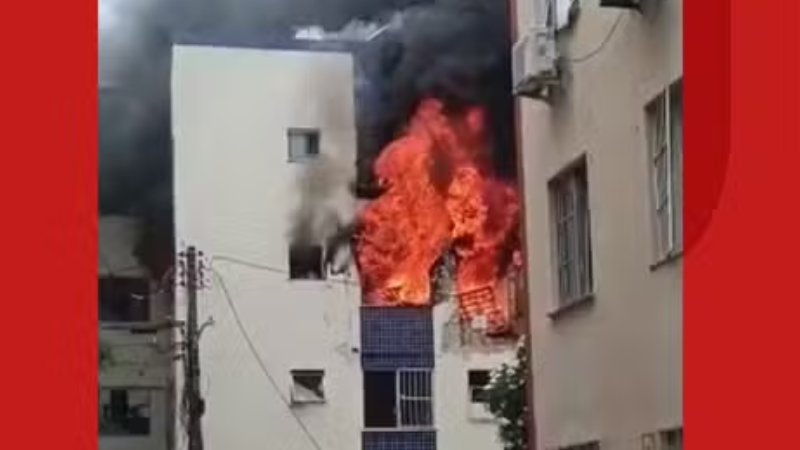 Incêndio em prédio residencial assusta moradores em Salvador e deixa três bombeiros feridos