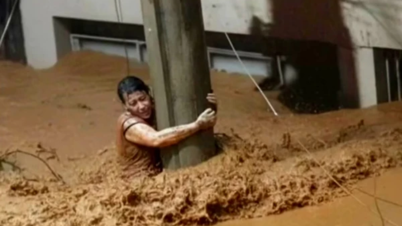 Mulher sobrevive três horas agarrada a poste durante enchente em Ubá