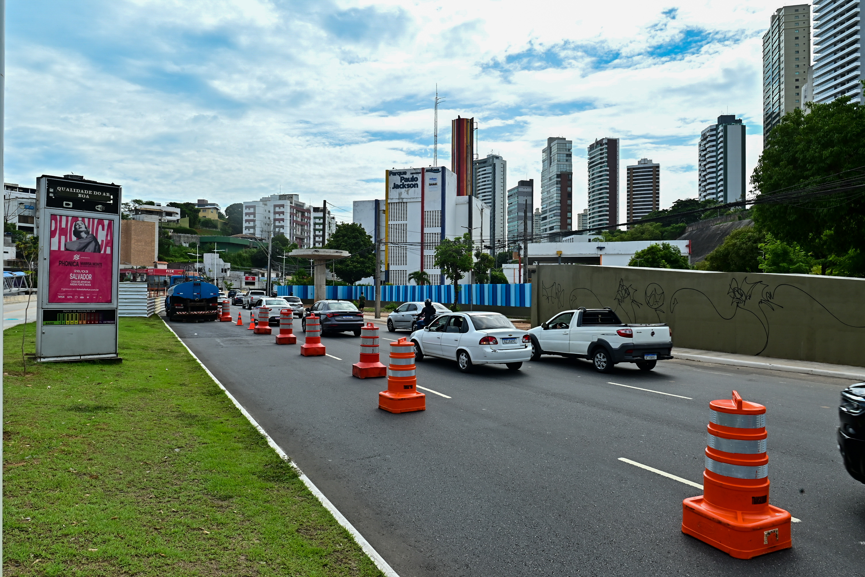 Bloqueio parcial na Av. Juracy Magalhães Jr. altera tráfego para instalação de passarela