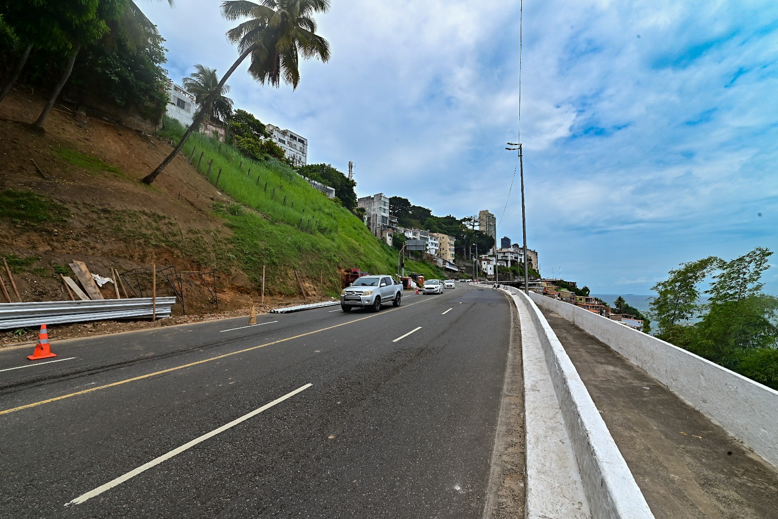 Obra de contenção de encosta provoca interdição parcial na Avenida Contorno até abril