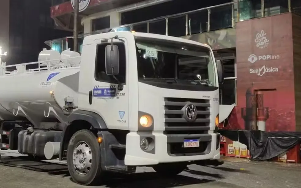 Tragédia no Carnaval: jovem morre após ser atropelada por caminhão de limpeza no circuito Barra-Ondina