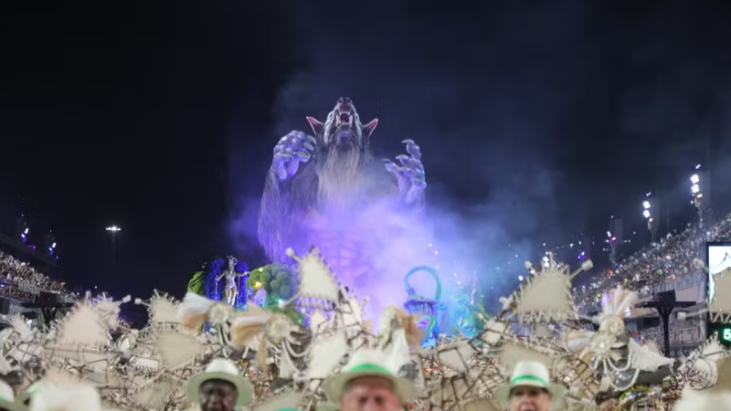 Lobisomem gigante da Imperatriz Leopoldinense impressiona na Sapucaí