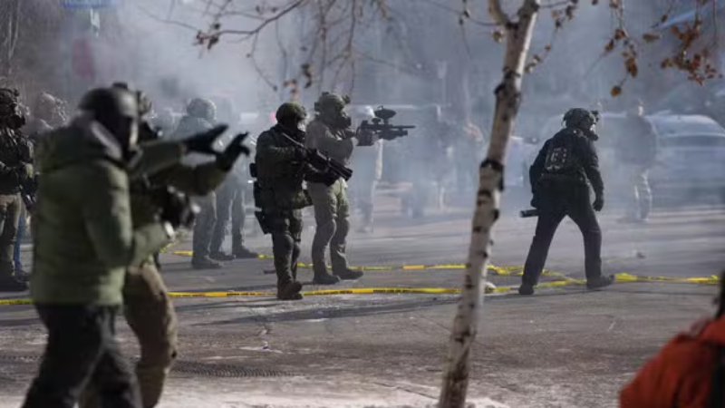 Repressão do ICE leva progressistas dos EUA a buscar armas