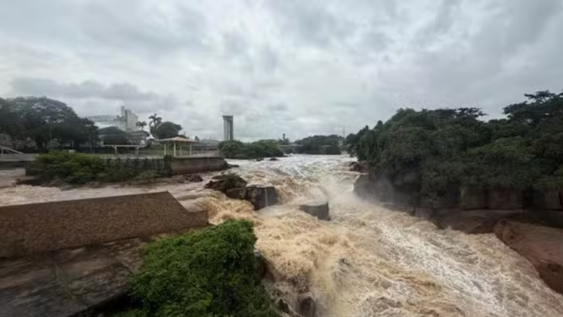 Rio Tietê cheio após fortes chuvas em SP