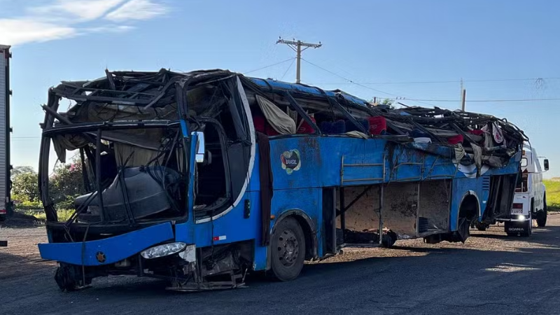 Ônibus com trabalhadores rurais tomba na BR-153 e deixa seis mortos