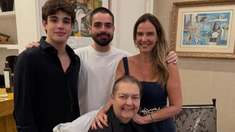 Faustão aparece em cadeira de rodas em foto rara publicada pelo filho João Silva