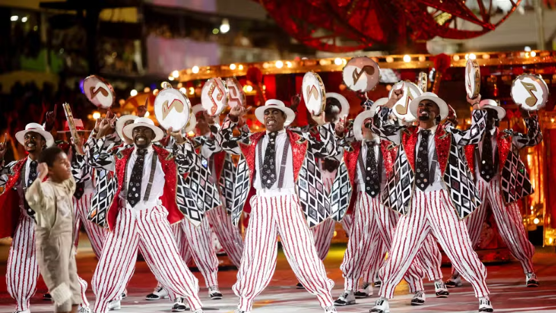 Beija-Flor e Viradouro brilham no segundo dia de desfiles do Grupo Especial