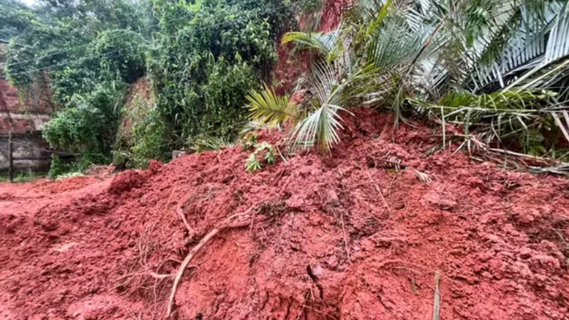 Criança de 5 anos morre soterrada em deslizamento em Barra Mansa