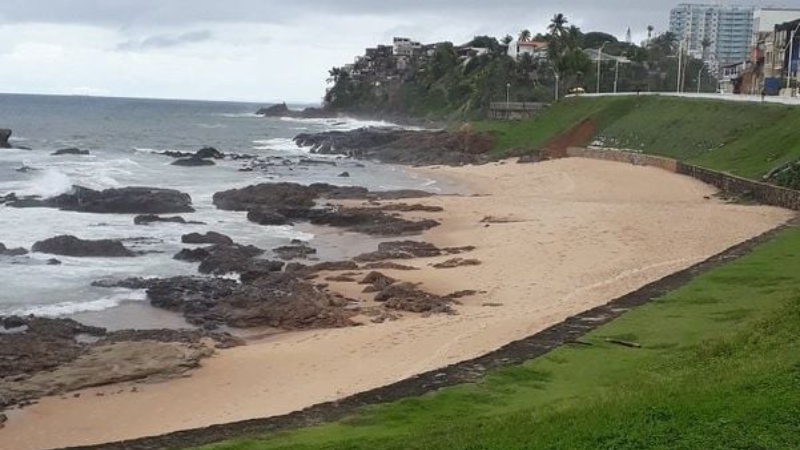 Mulher fica ferida ao tentar fugir de assaltantes na praia de Ondina