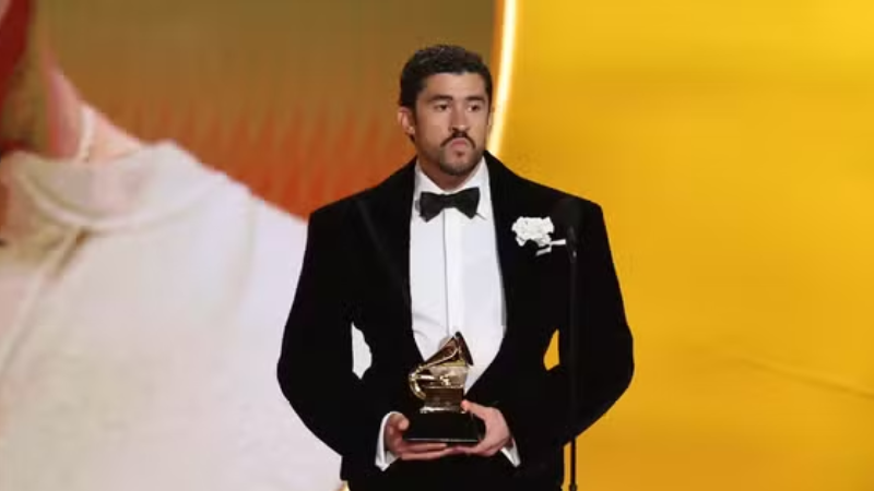Bad Bunny critica ICE em discurso no Grammy e é aplaudido