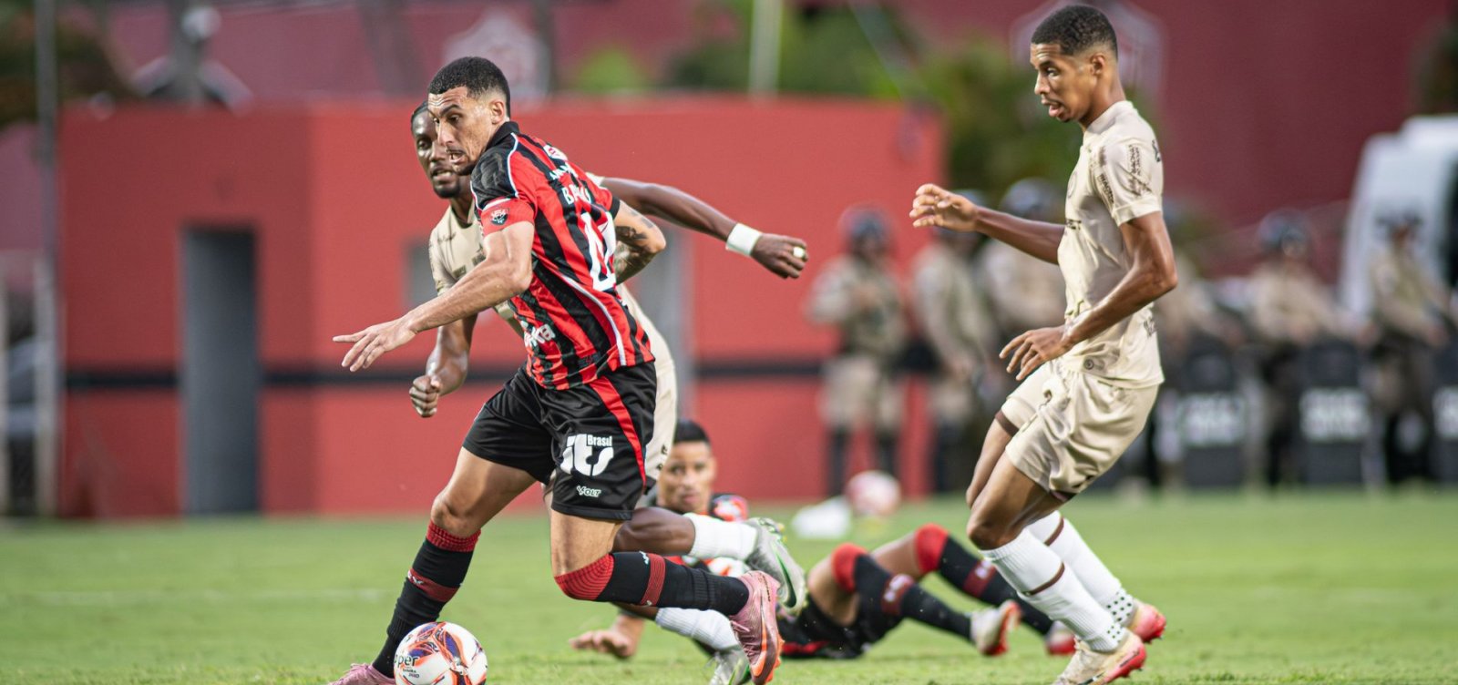 Vitória supera Jacuipense nos pênaltis e garante Ba-Vi na decisão do Baianão 2026