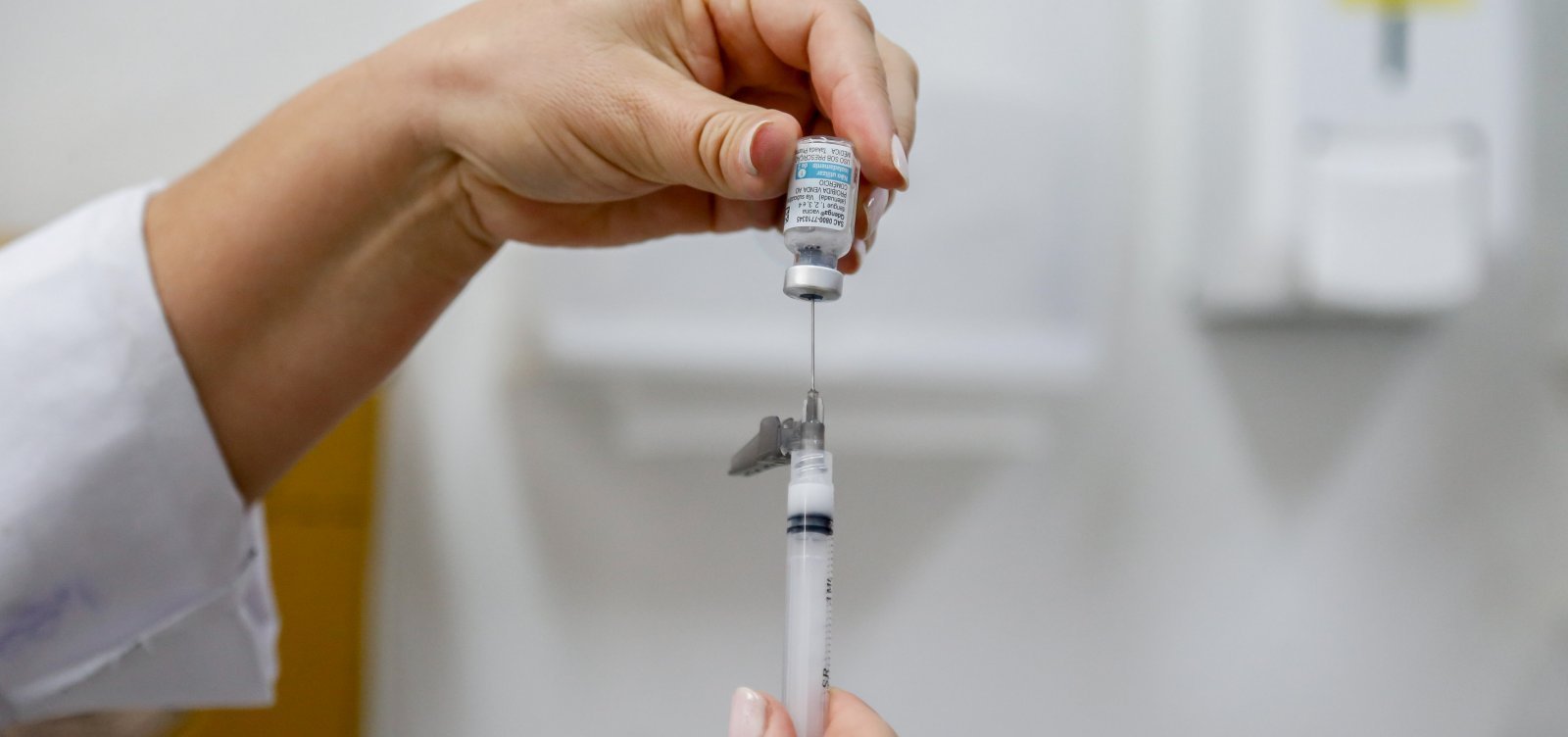 Salvador começa a aplicar vacina contra a dengue produzida pelo Instituto Butantan