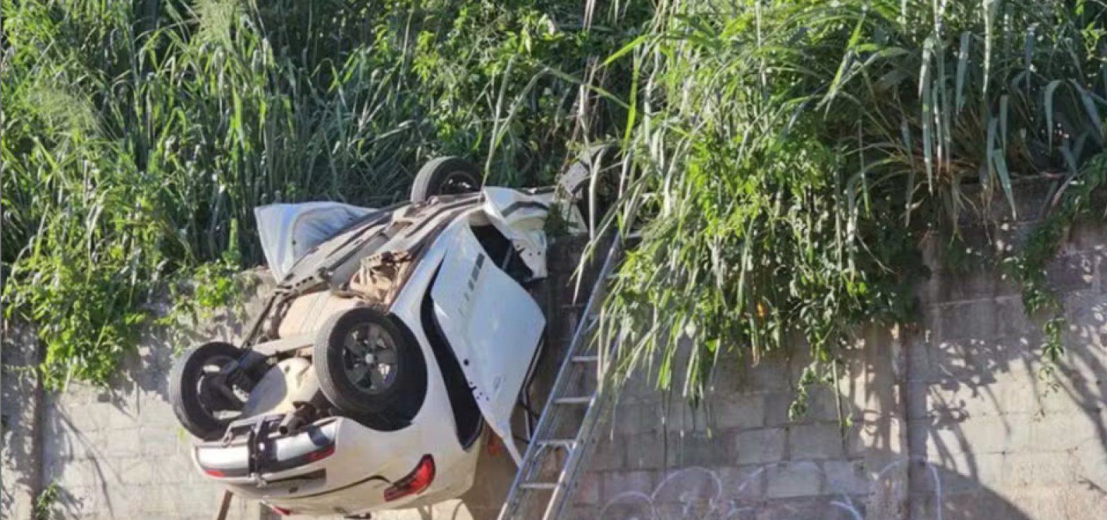 Carro despenca de estacionamento de prédio em Salvador e deixa adolescente preso às ferragens