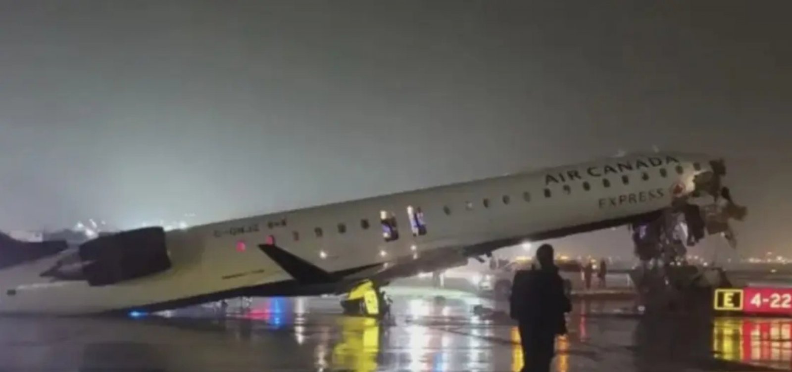 Colisão entre avião e veículo no aeroporto LaGuardia deixa pilotos mortos e suspende operações em Nova York