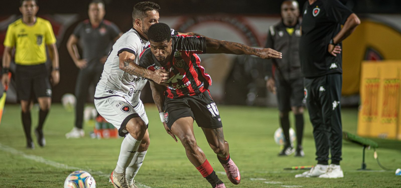 Vitória sofre virada no Barradão e estreia com derrota na Copa do Nordeste