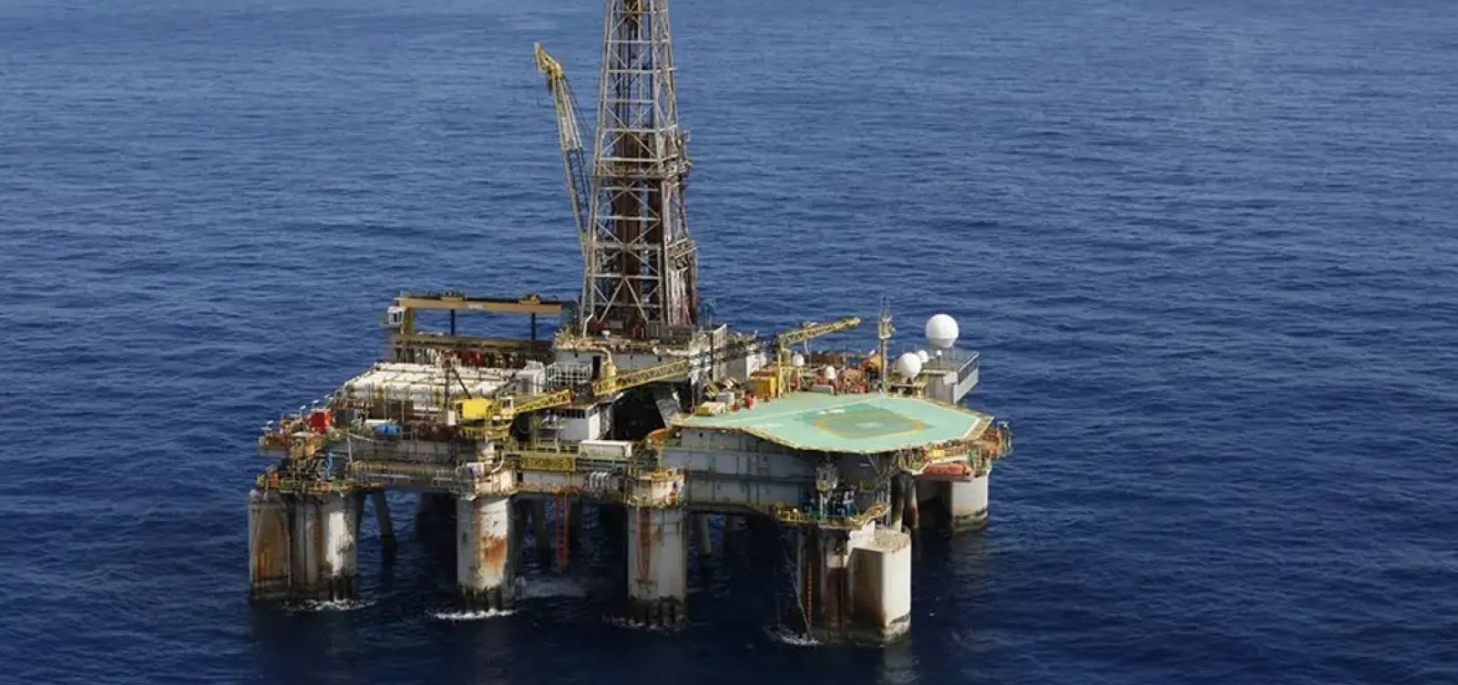 Petróleo dispara e se aproxima de US$ 115, com maior alta mensal desde 1990