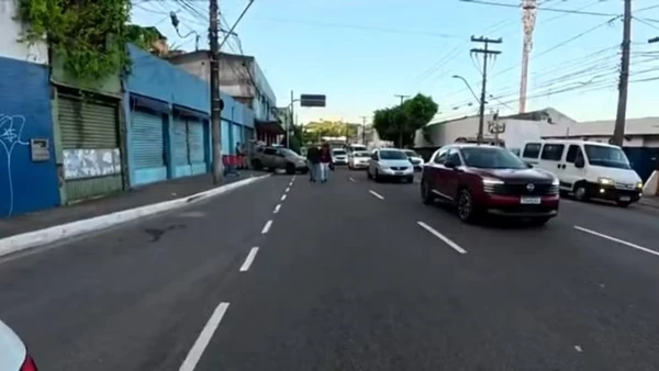 Corpo é encontrado dentro de carrinho de supermercado na Avenida Jequitaia, em Salvador