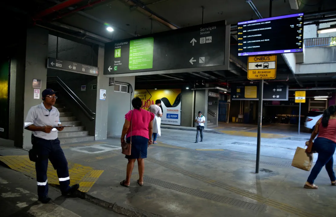Estação da Lapa ganha painéis com informações em tempo real sobre ônibus em Salvador
