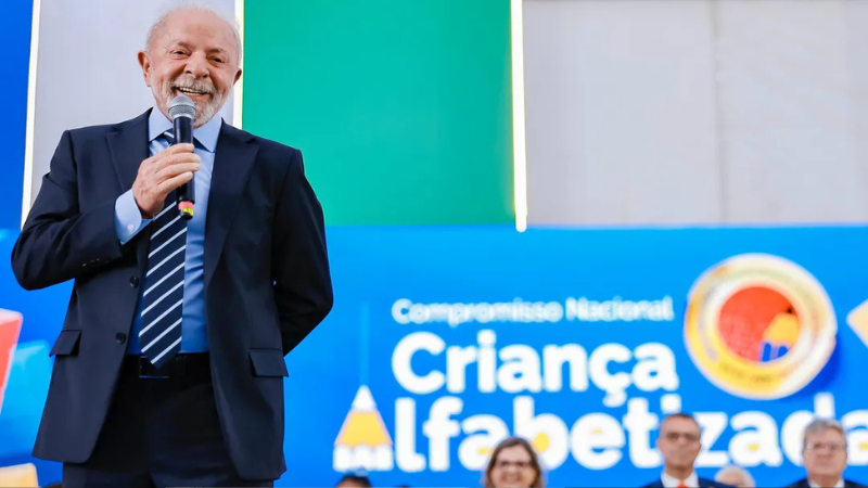 AtlasIntel: Lula aparece à frente de Flávio Bolsonaro em cenários de 1º turno para 2026