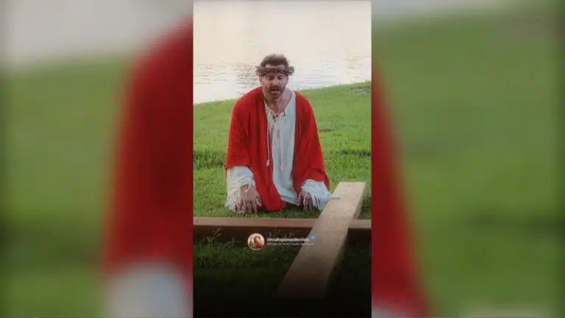 Henri Castelli tem figurino atingido por fogo durante encenação da Paixão de Cristo