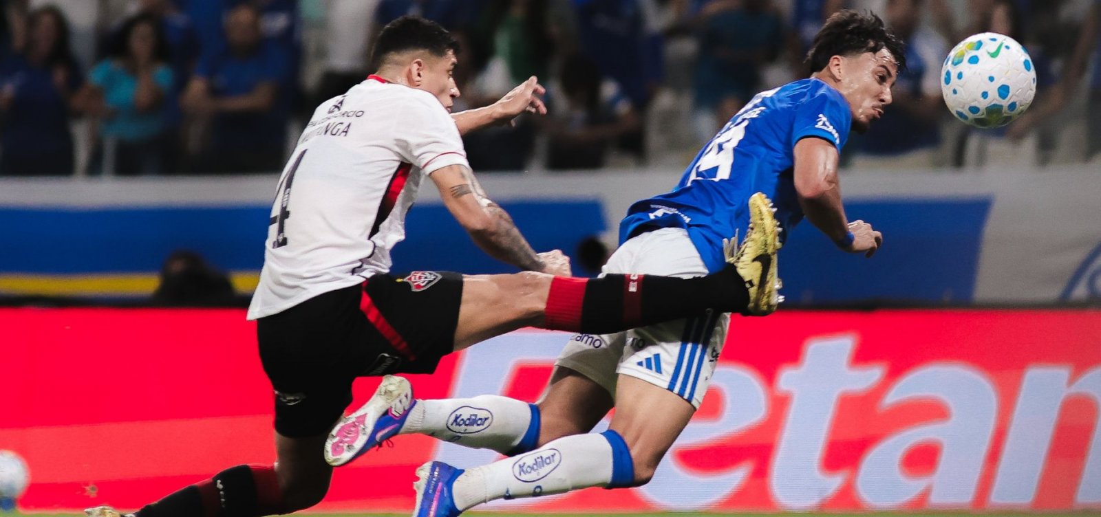 Cruzeiro domina o Vitória no Mineirão e impõe goleada pelo Brasileirão