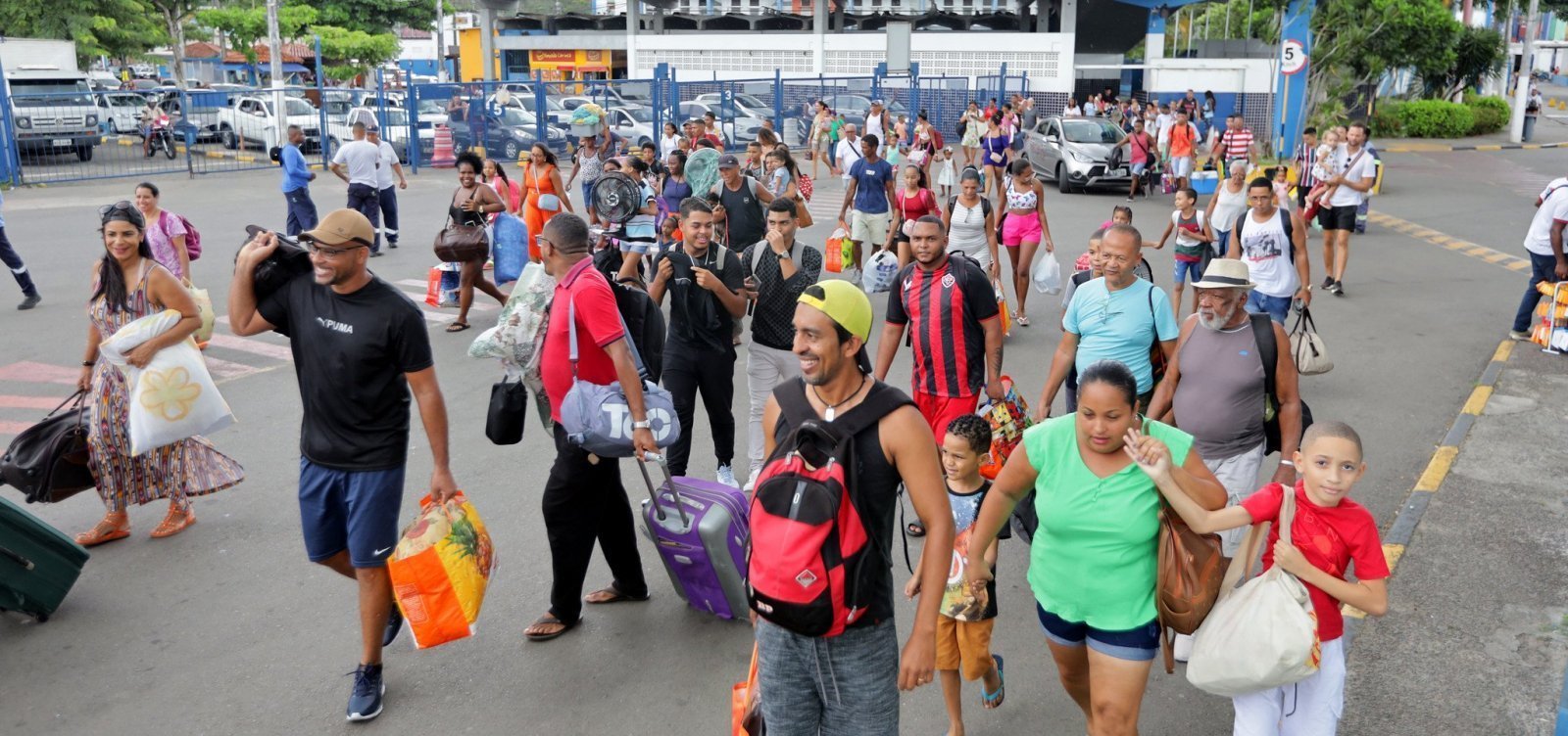 Fila para ferry-boat em Salvador passa de 3 horas e causa lentidão na travessia