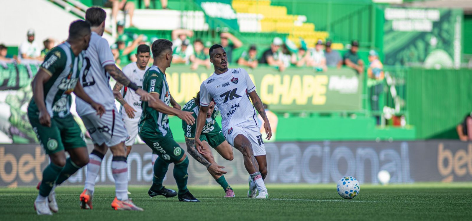 Com um a menos, Vitória busca empate contra a Chapecoense na Arena Condá