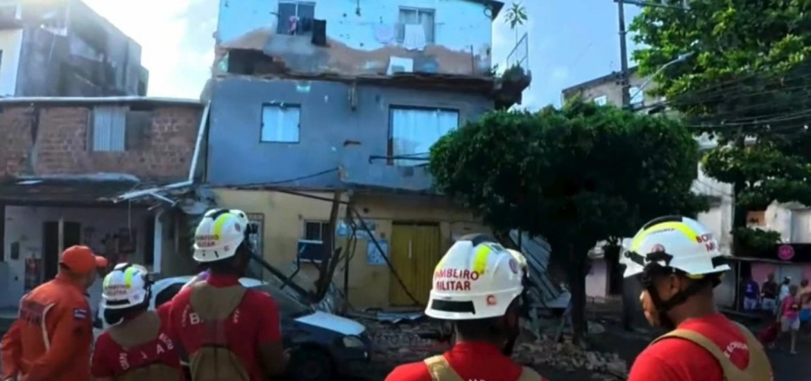 Desabamento de marquise deixa homem ferido na Ribeira, em Salvador