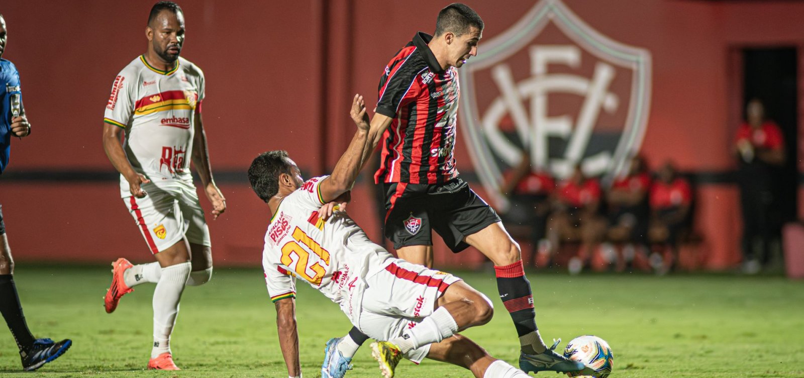 Vitória goleia Juazeirense no Barradão e assume liderança do Grupo A na Copa do Nordeste