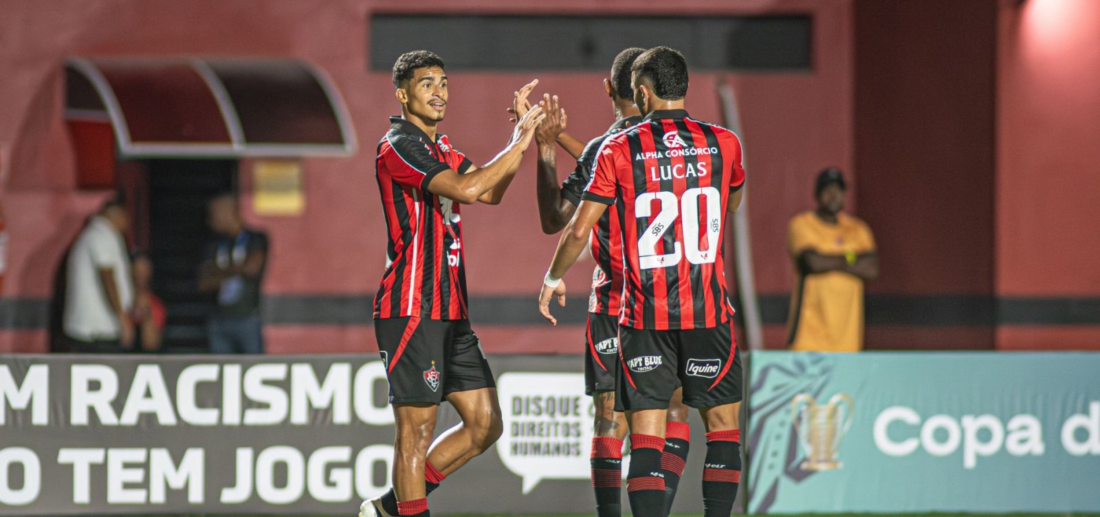 Vitória embala na Copa do Nordeste, bate o Piauí e chega ao topo do grupo