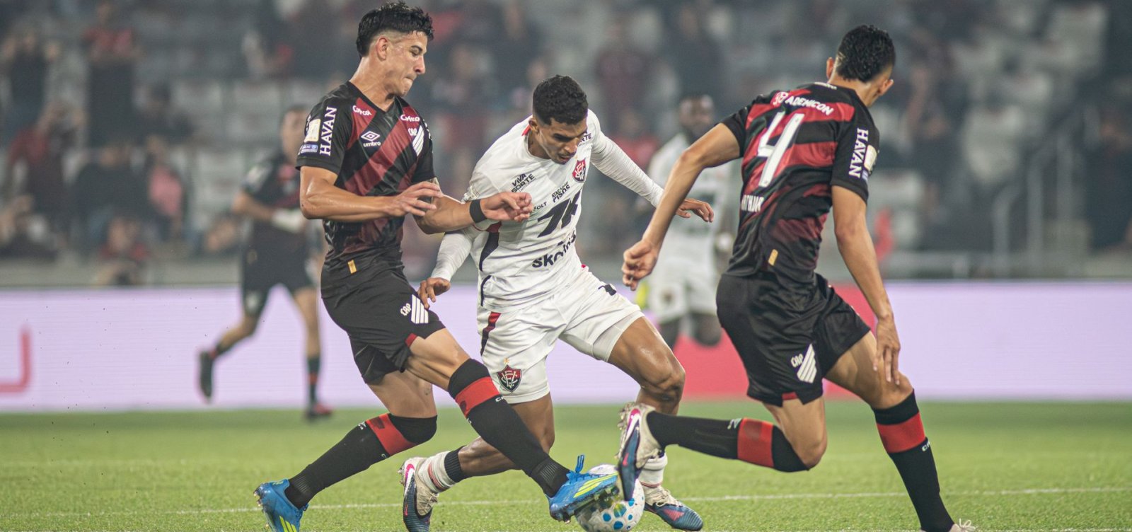 Vitória sofre virada do Athletico-PR, amplia jejum fora de casa e cai na tabela do Brasileirão