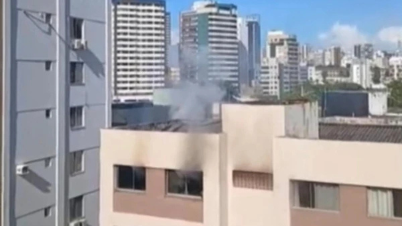 Incêndio em prédio no Costa Azul deixa um ferido e mobiliza bombeiros em Salvador