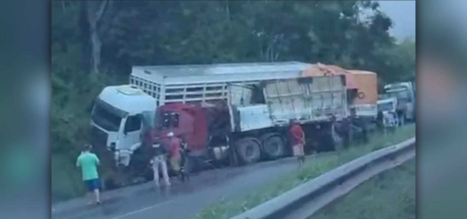 Colisão entre carretas causa congestionamento e interdita trecho da BR-324 em Conceição do Jacuípe