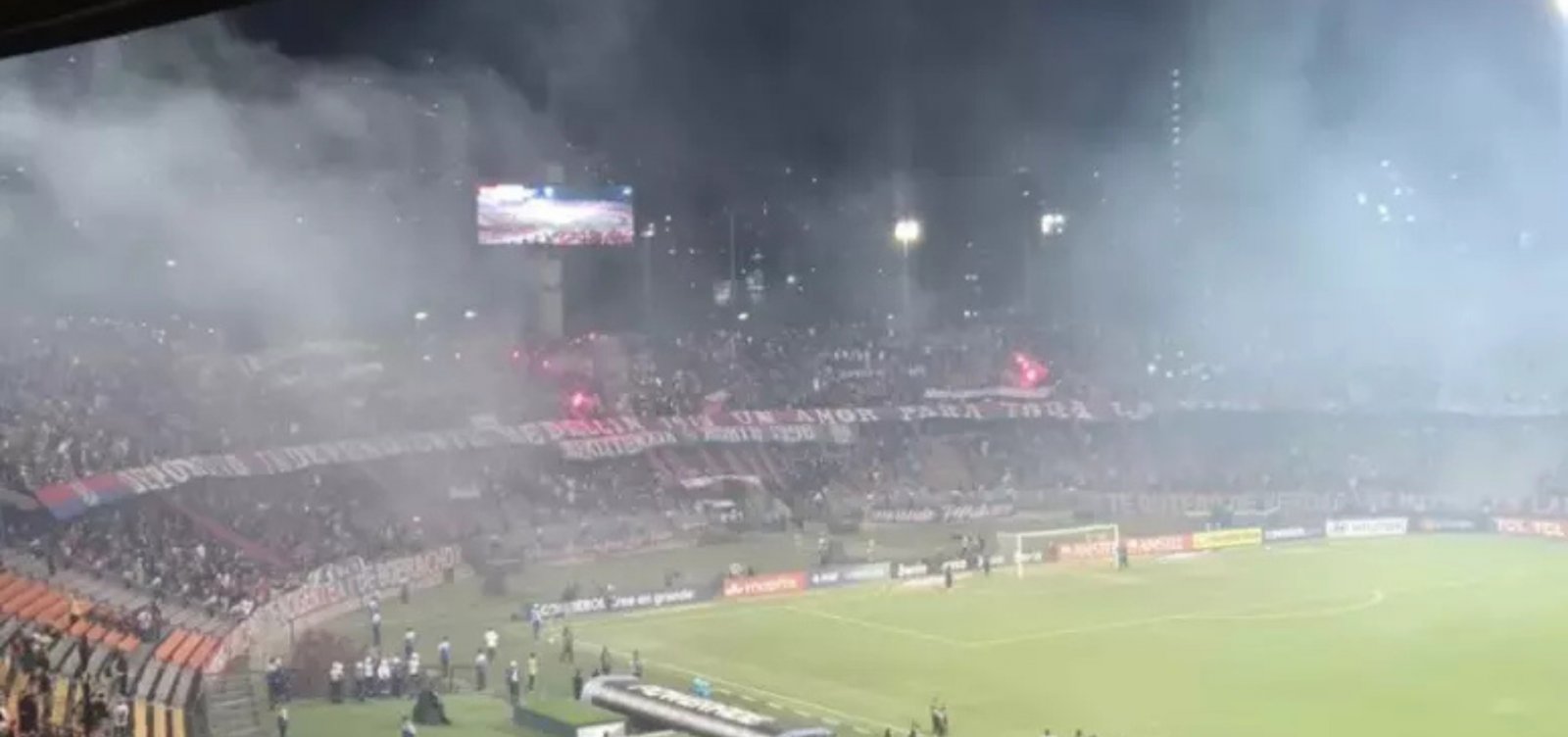 Confusão e vandalismo provocam suspensão de jogo do Flamengo pela Libertadores