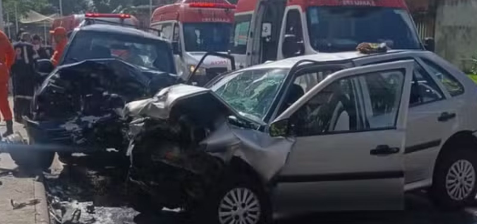Idosa morre após colisão entre dois carros no bairro da Vila Laura, em Salvador