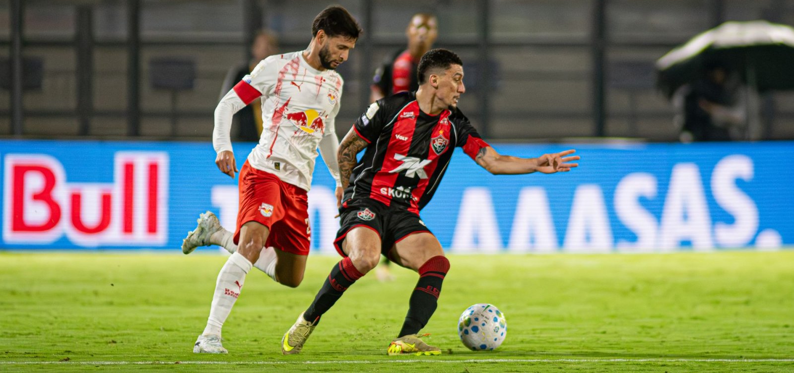 Vitória perde para o Bragantino fora de casa, com gol de goleiro, e se aproxima do Z-4