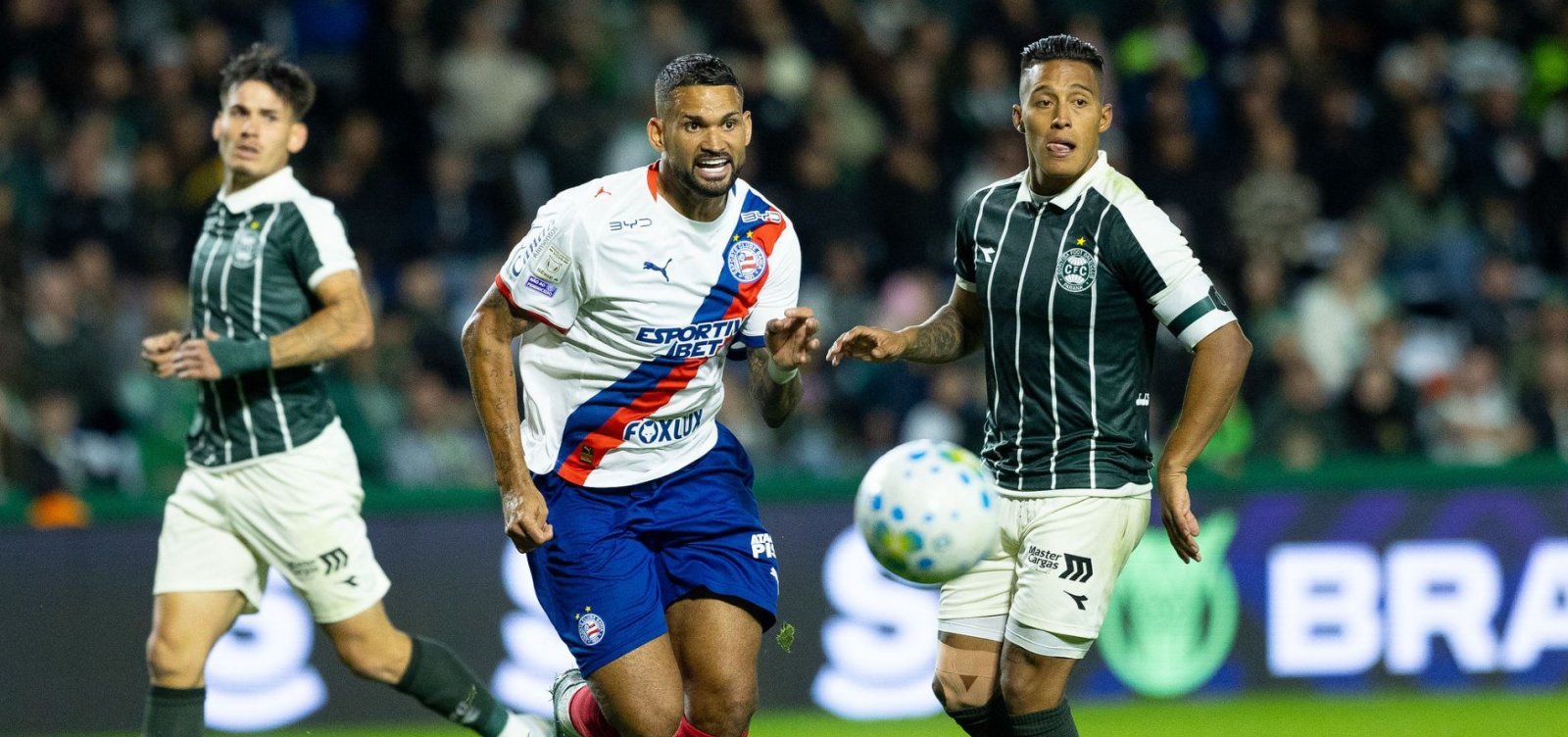 Bahia sofre apagão no segundo tempo, leva virada do Coritiba e amplia jejum no Brasileirão