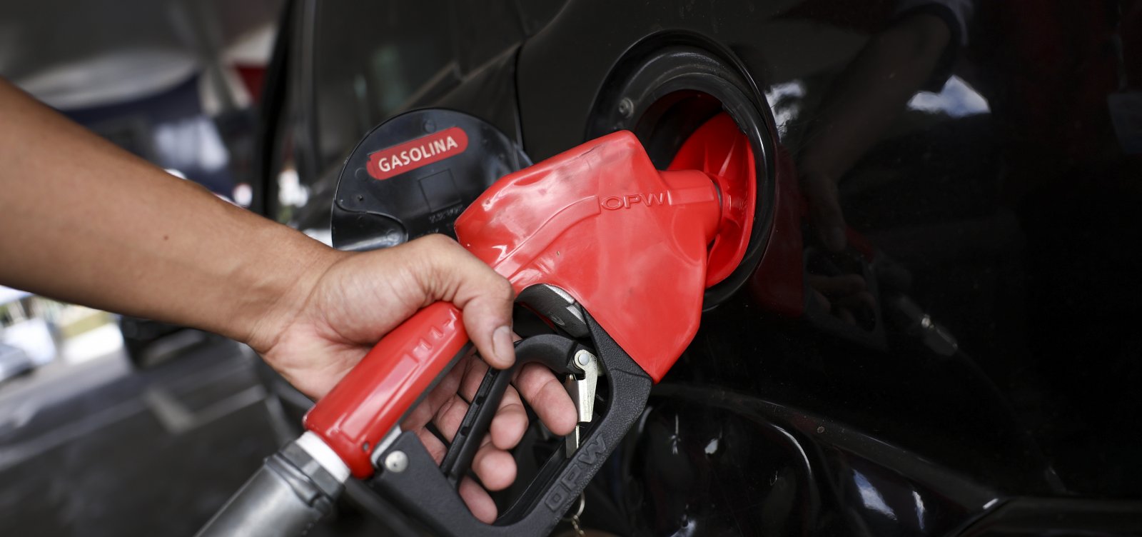 Petrobras anuncia reajuste na gasolina, mas subsídio federal reduz impacto nas bombas