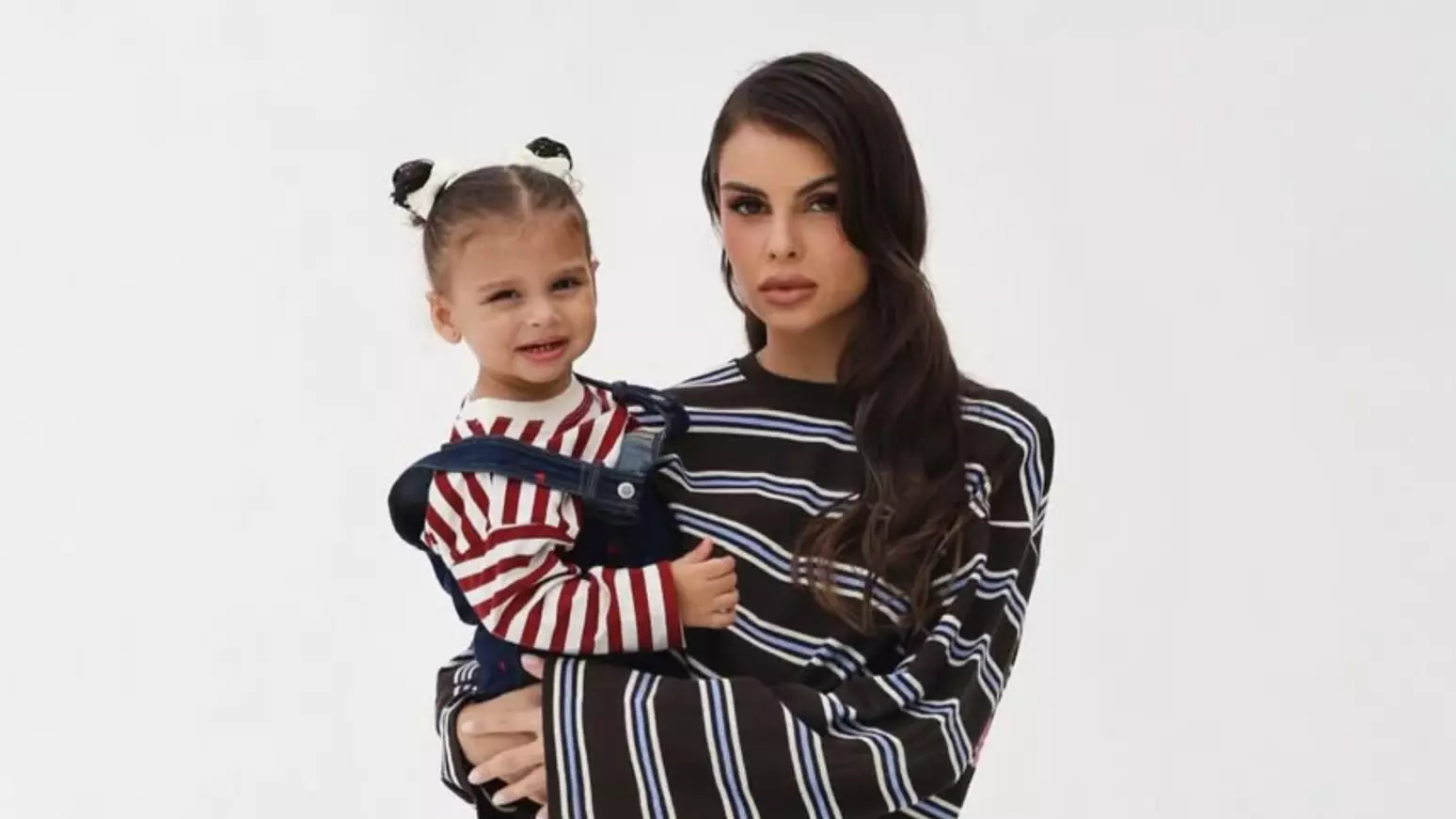 Amanda Kimberlly posta cliques inéditos de Helena, filha de Neymar, e encanta a web