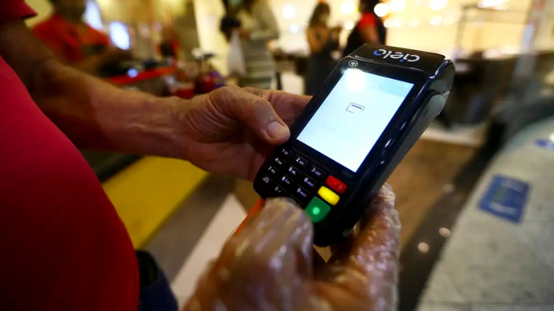 Vale-refeição poderá ser usado em qualquer maquininha do país após mudanças no PAT