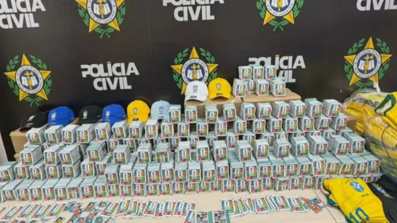 Polícia Civil apreende 200 mil figurinhas falsas da Copa do Mundo em ônibus no RJ