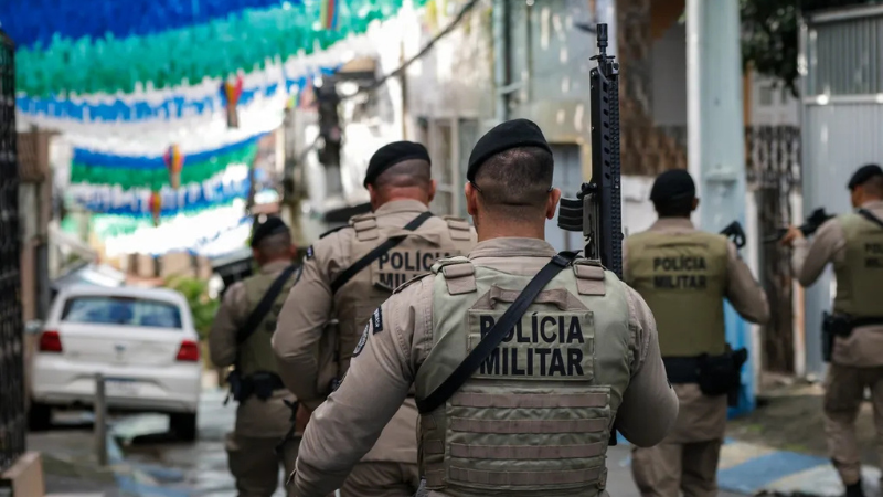 Criminosos fazem família refém durante perseguição policial na Avenida Vasco da Gama