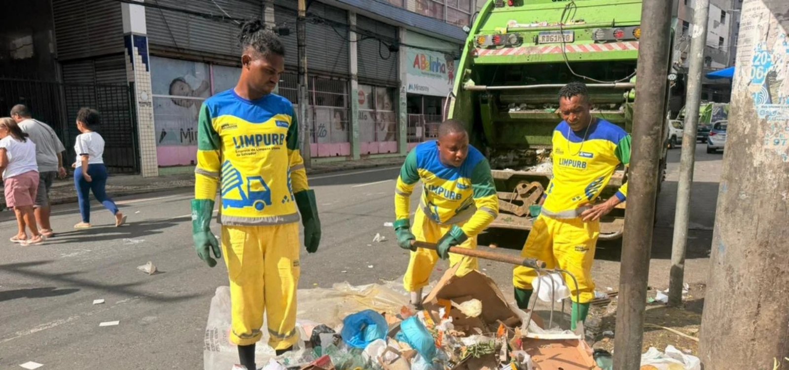 Paralisação de garis interrompe serviços de limpeza urbana em Salvador nesta segunda-feira