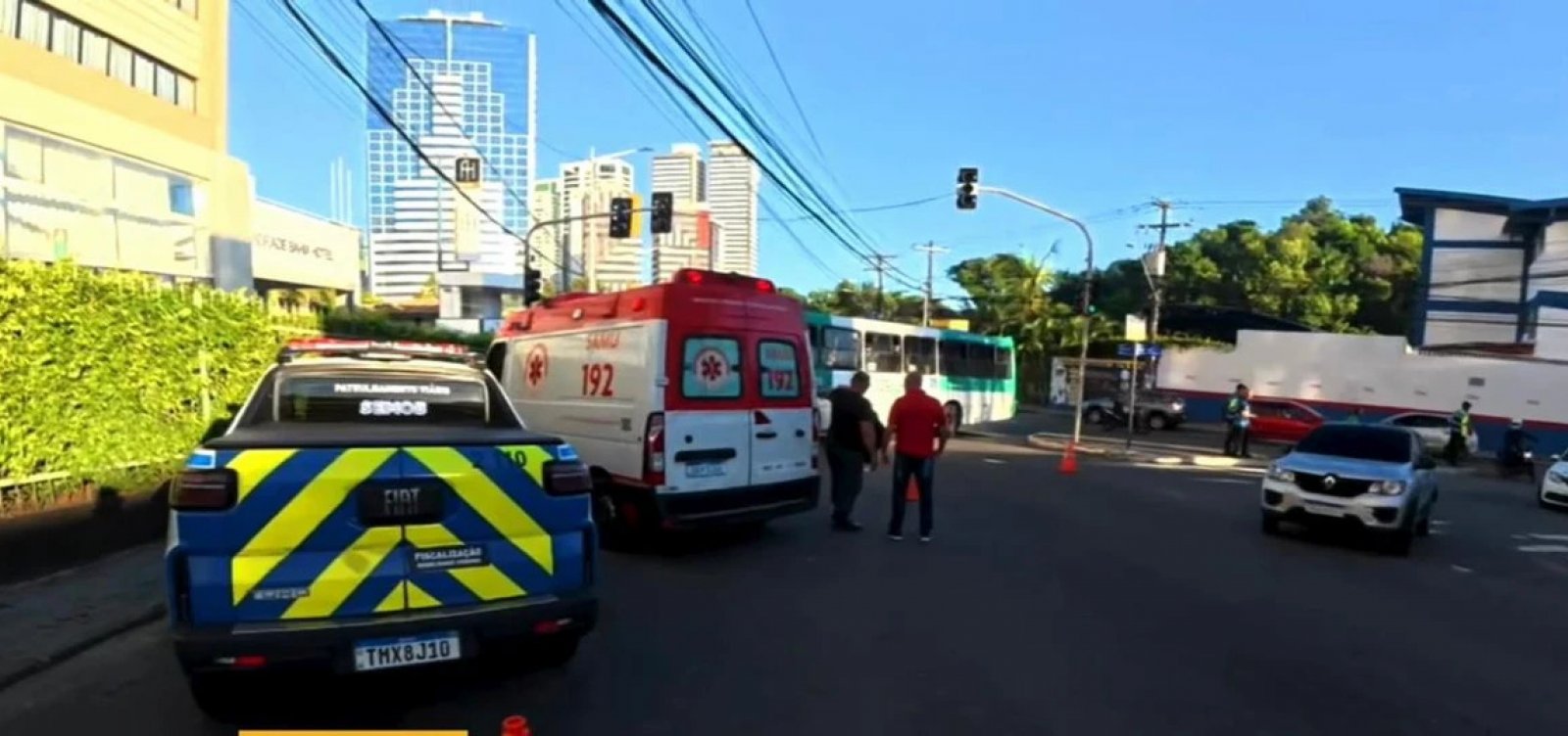 Mototaxista morre após colisão com ônibus na Avenida Professor Manoel Ribeiro, em Salvador