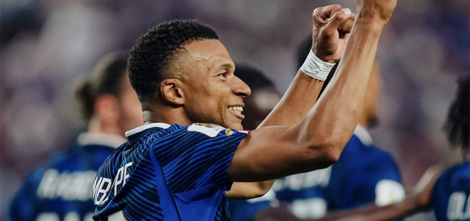 França vence Iraque com dois gols de Mbappé em partida marcada por paralisação climática na Copa