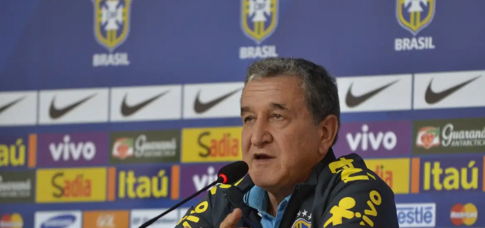 Carlos Alberto Parreira tem melhora no quadro de saúde, mas continua internado na UTI