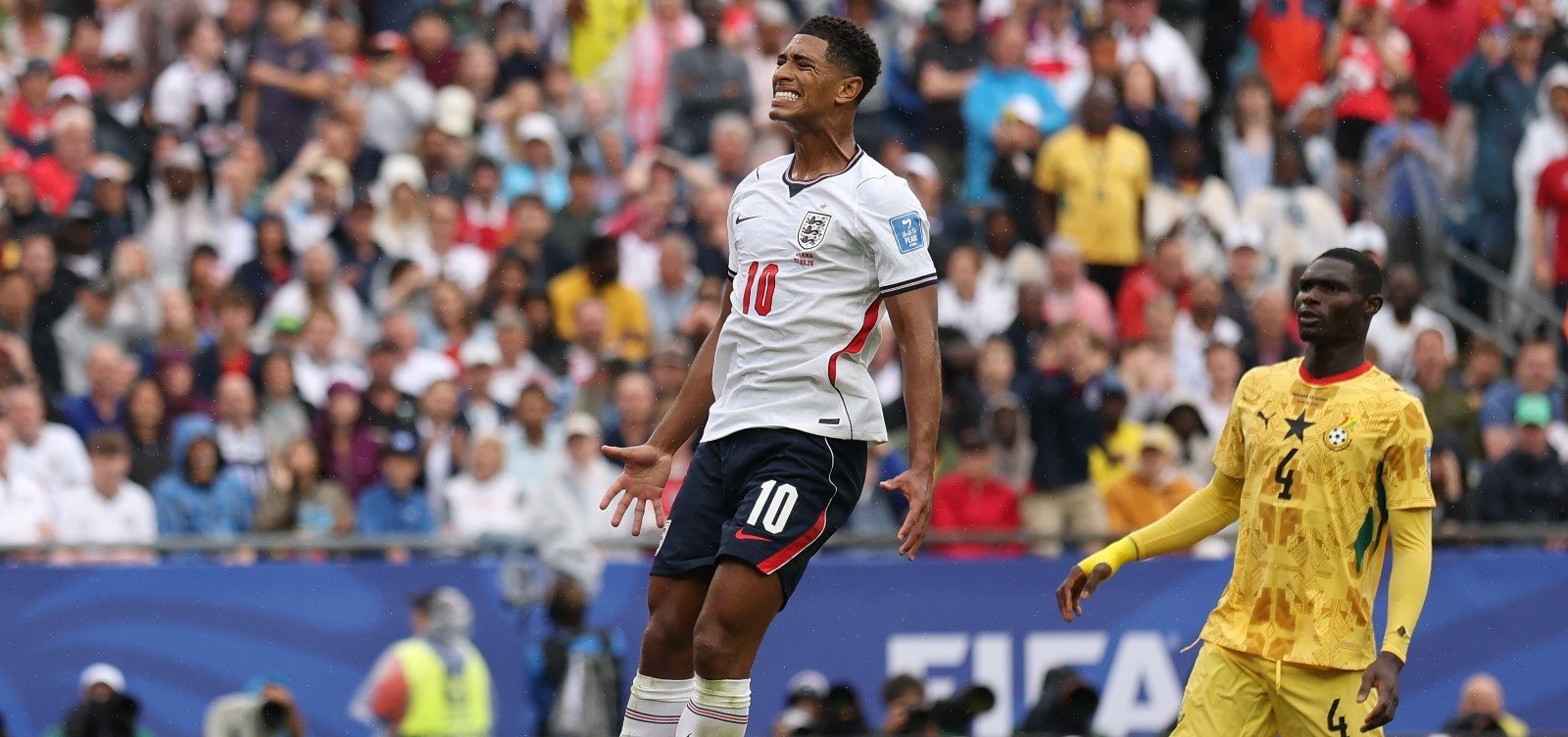 Inglaterra domina, mas para na defesa de Gana e fica no empate sem gols