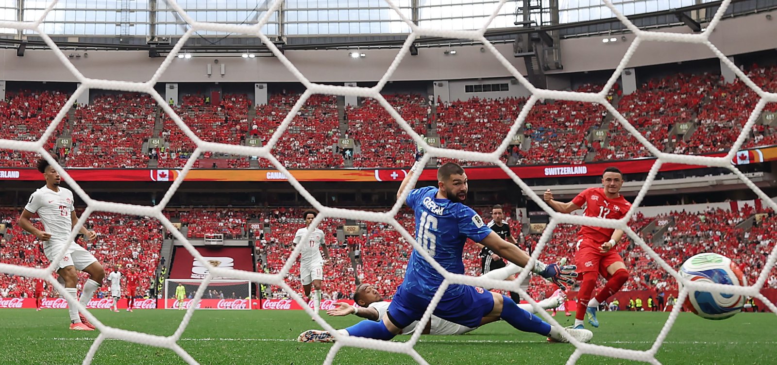 Suíça vence o Canadá, termina em 1º no Grupo B e avança às oitavas da Copa do Mundo